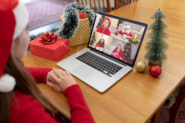 戴着圣塔帽的白人妇女和四个高加索女孩一起制作笔记本电脑圣诞团体视频通话 圣诞节 节日和通信技术 — 图库照片
