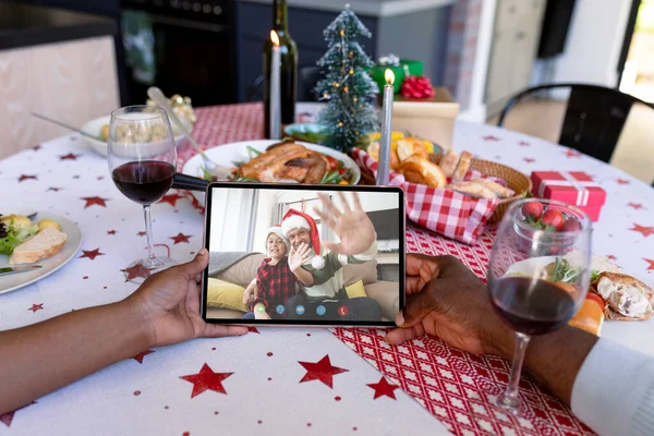 Händerna Afrikanskt Amerikanskt Par Håller Tablett Med Kaukasiska Far Och — Stockfoto