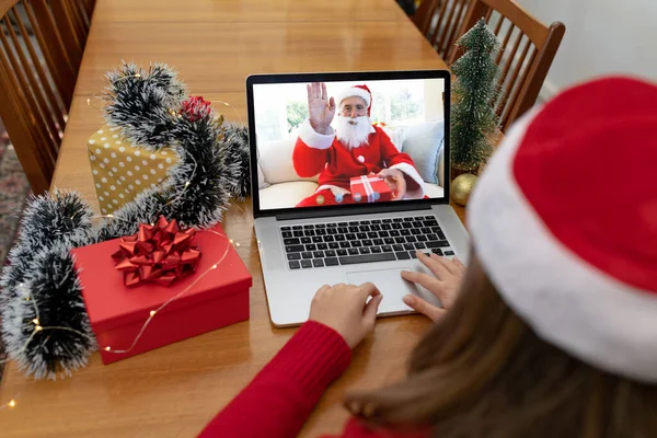 白种人妇女在圣诞节的笔记本电脑视频通话与高加索圣塔爪 圣诞节 节日和通信技术 — 图库照片