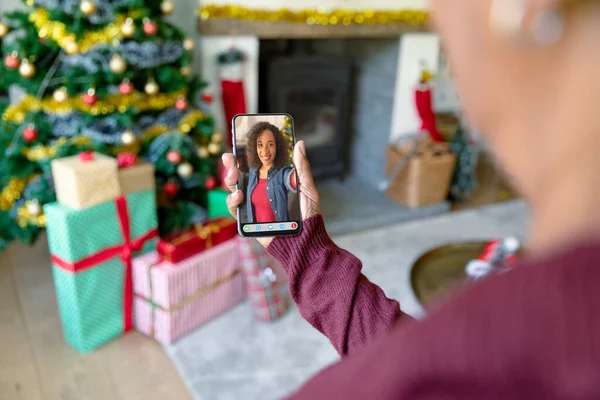 Γυναίκα Κάνει Smartphone Χριστουγεννιάτικη Βιντεοκλήση Χαμογελαστή Αφροαμερικανή Γυναίκα Χριστούγεννα Γιορτή — Φωτογραφία Αρχείου