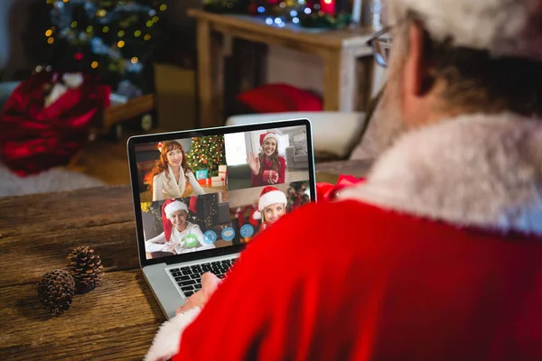 圣诞节前夕 白种人在笔记本电脑上与一群高加索人的女性朋友进行视频通话 圣诞节 节日和通信技术 — 图库照片