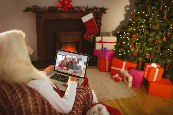 Santa Sentado Uso Ordenador Portátil Sillón Casa Sala Estar — Foto de Stock