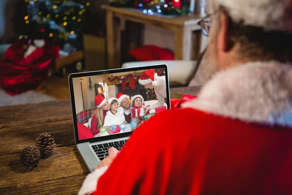 白人の家族とクリスマスのラップトップビデオ通話で白人のサンタクラス クリスマスやお祭りや通信技術は — ストック写真