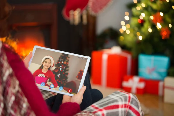Rude Włosy Przy Użyciu Komputera Typu Tablet Boże Narodzenie Domu — Zdjęcie stockowe