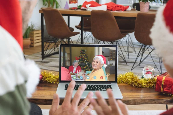 多様な先輩の笑顔でノートパソコンのクリスマスビデオ通話を作る父と娘を振って クリスマスやお祭りや通信技術は — ストック写真