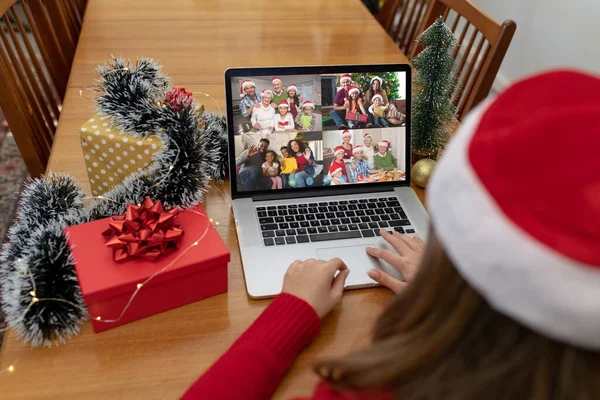 クリスマスのノートパソコンのビデオ通話で白人女性は友人の多様なグループと呼びます クリスマスやお祭りや通信技術は — ストック写真