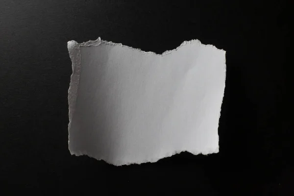 Zhruba Roztrhaný Obdélník Bílého Papíru Černém Pozadí Monochromatické Světlo Textura — Stock fotografie