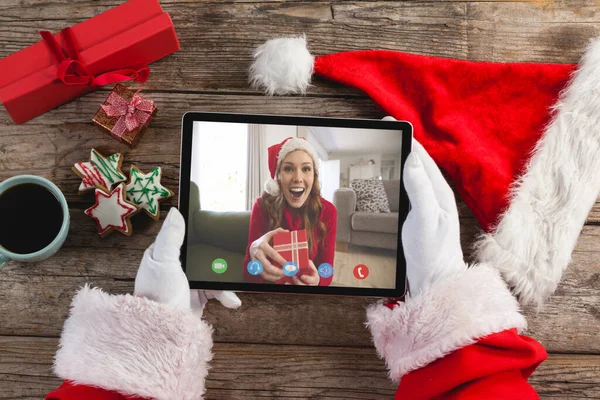 笑顔の白人女性とタブレットクリスマスビデオ通話でサンタクラスの手 クリスマスやお祭りや通信技術は — ストック写真