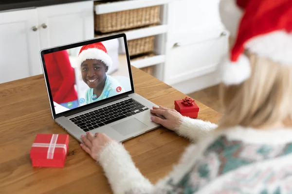 クリスマスのノートパソコンのビデオ通話で白人女性アフリカ系アメリカ人の少年と クリスマスやお祭りや通信技術は — ストック写真