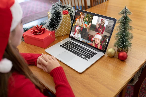 戴大礼帽的白人妇女与微笑的女性朋友一起制作笔记本电脑圣诞团体视频通话 圣诞节 节日和通信技术 — 图库照片