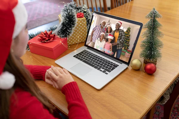 戴着圣诞礼帽的白人妇女带着微笑的非洲裔美国家庭拨打了圣诞手提电脑视频电话 圣诞节 节日和通信技术 — 图库照片