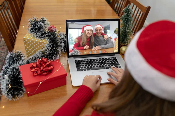 Mulher Caucasiana Fazendo Laptop Chamada Vídeo Natal Com Abraçando Pai — Fotografia de Stock