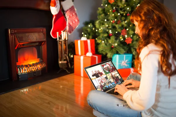 Rude Włosy Kobieta Siedzi Podłodze Przy Użyciu Laptopa Boże Narodzenie — Zdjęcie stockowe