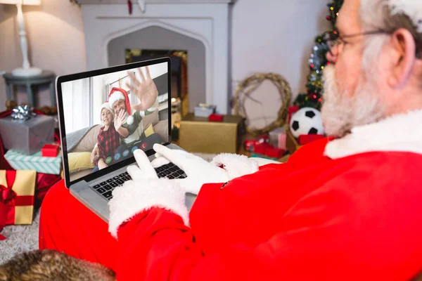 Noel Baba Dizüstü Bilgisayarla Kafkasyalı Baba Oğluna Sallarken Görüntülü Arama — Stok fotoğraf