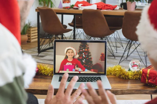 笑顔の白人の女の子とラップトップのクリスマスビデオ通話を作る父と娘を振って クリスマスやお祭りや通信技術は — ストック写真