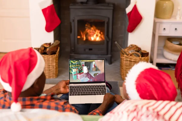 Casal Afro Americano Chapéus Papai Noel Vídeo Chamada Natal Laptop — Fotografia de Stock