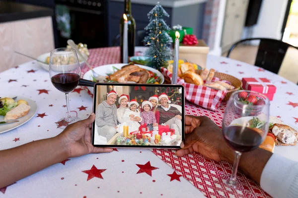 Händerna Afrikanskt Amerikanskt Par Håller Tablett Med Kaukasisk Familj Skärmen — Stockfoto