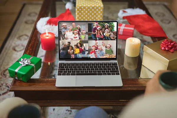 四个快乐的家庭在圣诞节微笑在笔记本电脑组视频呼叫屏幕上 圣诞节 节日和通信技术 — 图库照片