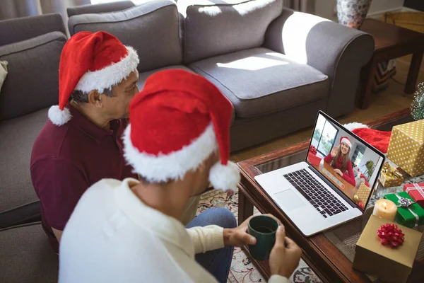 伯明翰的父亲和成年的儿子和挥手的女性朋友一起在笔记本电脑上做圣诞视频通话 圣诞节 节日和通信技术 — 图库照片