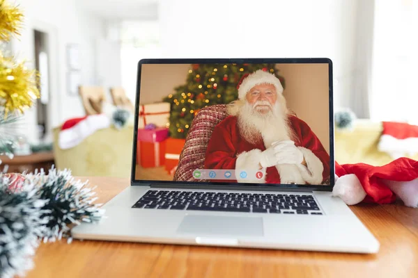 クリスマスの時間にラップトップビデオ通話インターフェイス画面で笑顔ジョリーサンタクラス クリスマスやお祭りや通信技術は — ストック写真