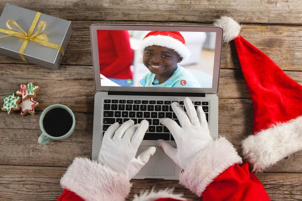 アフリカ系アメリカ人の少年とクリスマスのラップトップビデオ通話でサンタクラス クリスマスやお祭りや通信技術は — ストック写真