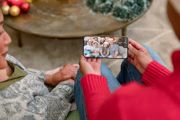 Två Olika Kvinnliga Vänner Jul Videosamtal Smartphone Med Familj Jul — Stockfoto
