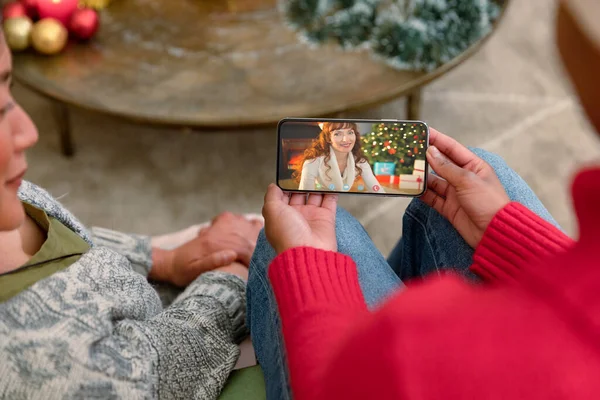 圣诞节期间 单身女性在智能手机上与微笑的女性朋友通电话 圣诞节 节日和通信技术 — 图库照片