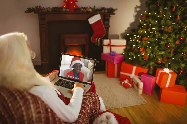 Père Noël Assis Utilisant Ordinateur Portable Sur Fauteuil Maison Sur — Photo