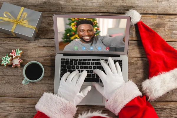 アフリカ系アメリカ人とクリスマスのノートパソコンのビデオ通話でサンタクラス クリスマスやお祭りや通信技術は — ストック写真