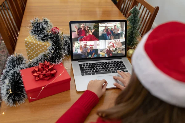 在圣诞节的时候 一个白人女人和一群不同的朋友一起在笔记本电脑上打电话 圣诞节 节日和通信技术 — 图库照片