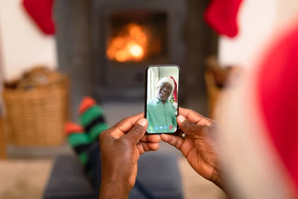 Hombre Afroamericano Sombrero Santa Videollamada Navidad Smartphone Con Amigo Sonriente —  Fotos de Stock