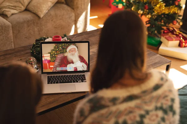 Mère Fille Faisant Appel Vidéo Noël Ordinateur Portable Avec Sourire — Photo