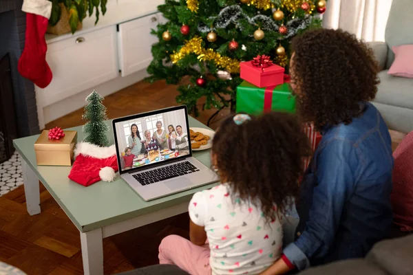 アフリカ系アメリカ人の母親と娘が家族とクリスマスビデオ通話で クリスマスやお祭りや通信技術は — ストック写真