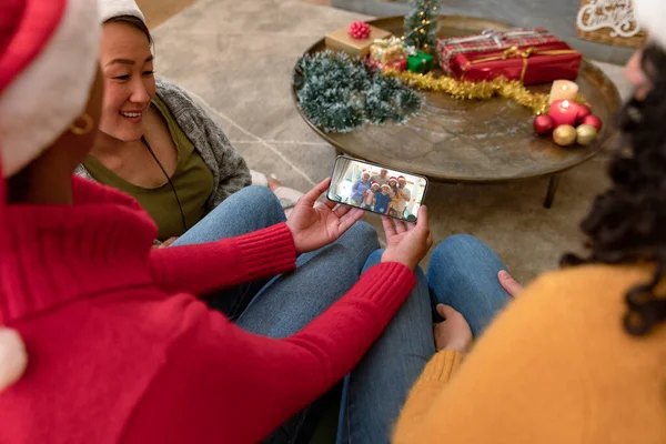 一群面带微笑的朋友与快乐的家人一起拨打了智能手机圣诞视频电话 圣诞节 节日和通信技术 — 图库照片