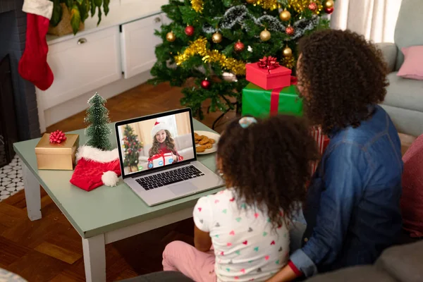 非洲裔美国人的母亲和女儿与朋友在圣诞节视频通话 圣诞节 节日和通信技术 — 图库照片