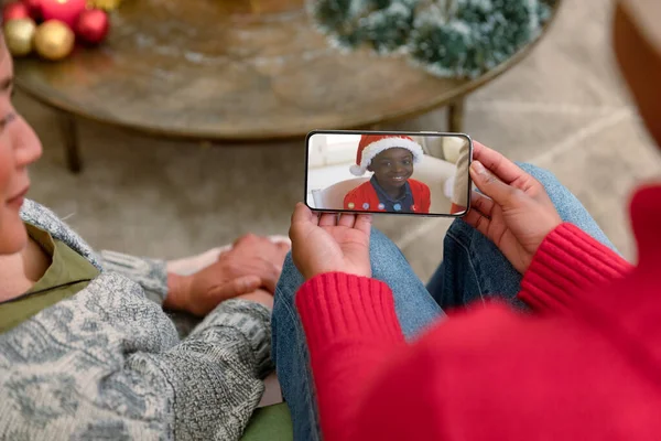 Två Olika Kvinnliga Vänner Jul Videosamtal Smartphone Med Afrikanska Amerikanska — Stockfoto