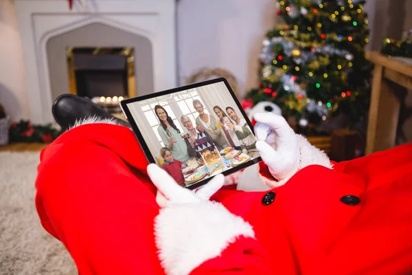 Santa Claus Haciendo Video Llamada Navidad Tableta Con Sonriente Familia — Foto de Stock