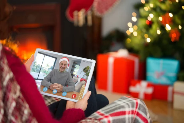 Rousse Aide Une Tablette Informatique Noël Maison Dans Salon — Photo