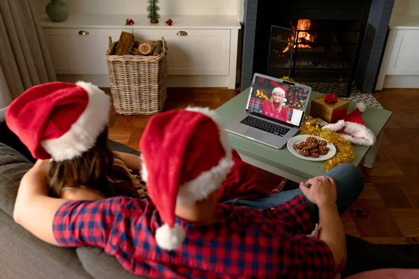 Kaukasiska Par Santa Hattar Jul Laptop Videosamtal Med Kvinnlig Vän — Stockfoto