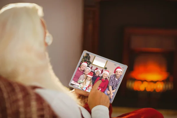 Père Noël Touchant Tablette Maison Dans Salon — Photo