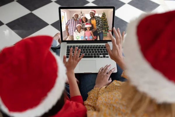 Vit Mor Och Dotter Tomte Hattar Laptop Jul Videosamtal Med — Stockfoto