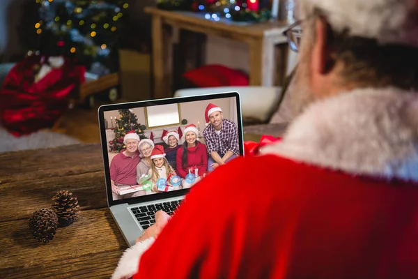 圣诞老人在笔记本电脑上的圣诞视频呼叫与笑容满面的家人在桑塔的帽子 圣诞节 节日和通信技术 — 图库照片