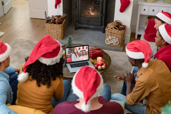 Grupo Diverso Amigos Fazendo Laptop Chamada Vídeo Natal Com Mulher — Fotografia de Stock