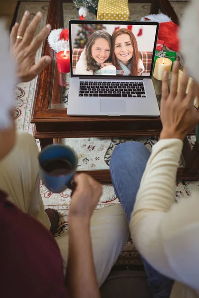 Två Viftande Män Gör Laptop Jul Videosamtal Med Leende Kaukasiska — Stockfoto