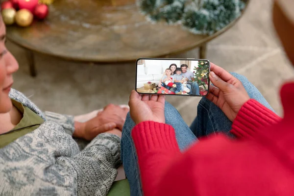 快乐多样的夫妇制造智能手机圣诞视频通话与微笑的高加索家庭 圣诞节 节日和通信技术 — 图库照片