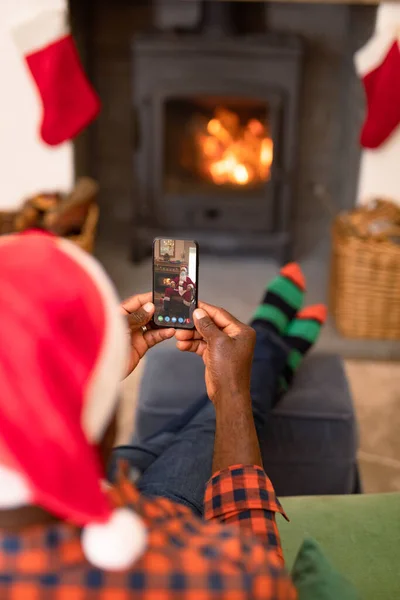Afrykański Amerykanin Wykonujący Telefon Smartfona Stroju Mikołaja Masce Boże Narodzenie — Zdjęcie stockowe