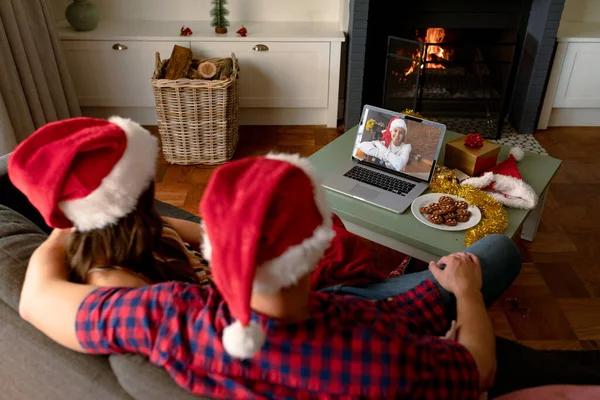 Αγκαλιάζοντας Καυκάσιο Ζευγάρι Κάνει Φορητό Υπολογιστή Χριστουγεννιάτικη Βιντεοκλήση Χαμογελαστή Γυναίκα — Φωτογραφία Αρχείου
