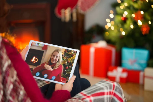 Rousse Aide Une Tablette Informatique Noël Maison Dans Salon — Photo