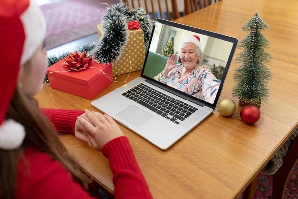 Mujer Caucásica Sombrero Santa Haciendo Navidad Videollamada Portátil Con Sonriente — Foto de Stock