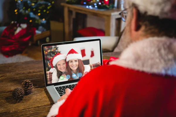 圣诞老人爪与笑着的高加索母亲和女儿一起制作笔记本电脑圣诞视频通话 圣诞节 节日和通信技术 — 图库照片